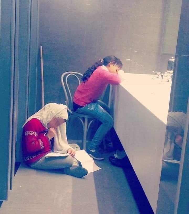 “طفلتان تذكران من أحد الحمامات” في احد مولات القاهرة