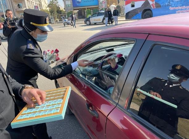 الشرطة توزع الورود والشيكولاتة على المواطنين بالشوارع فى عيدها 71
