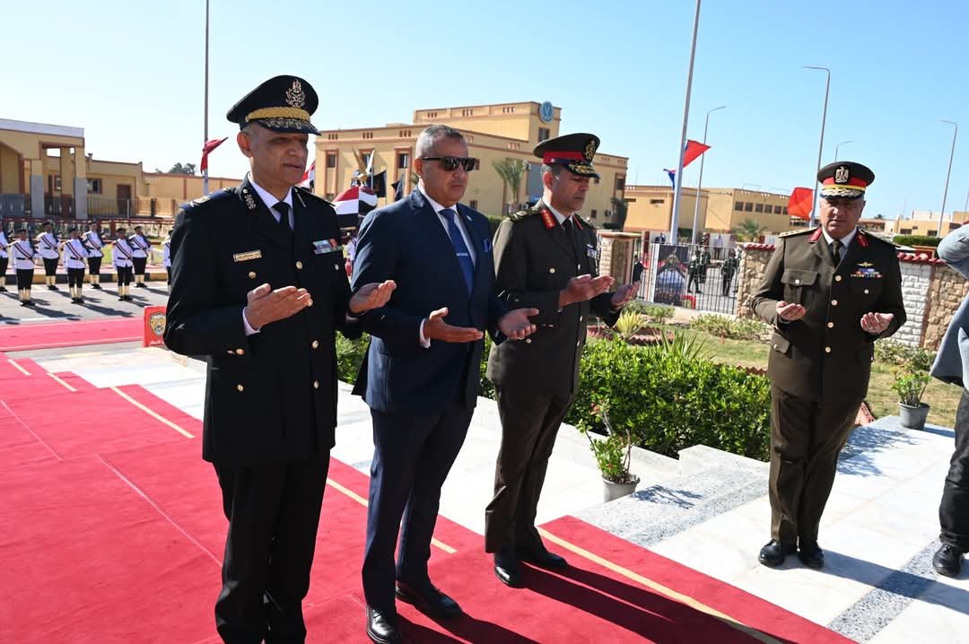 محافظ جنوب سيناء يضع إكليلا من الزهور على نصب شهداء الشرطة بمعسكر قوات الأمن بطور سيناء