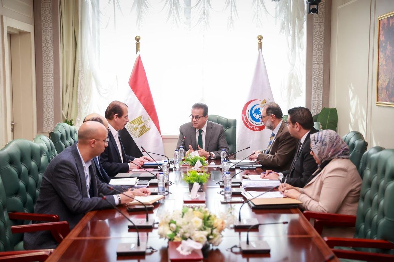 نائب رئيس الوزراء وزير الصحة يجتمع مع رئيس هيئة سلامة الغذاء لمناقشة الاشتراطات الخاصة بسلامة المنتجات الغذائية
