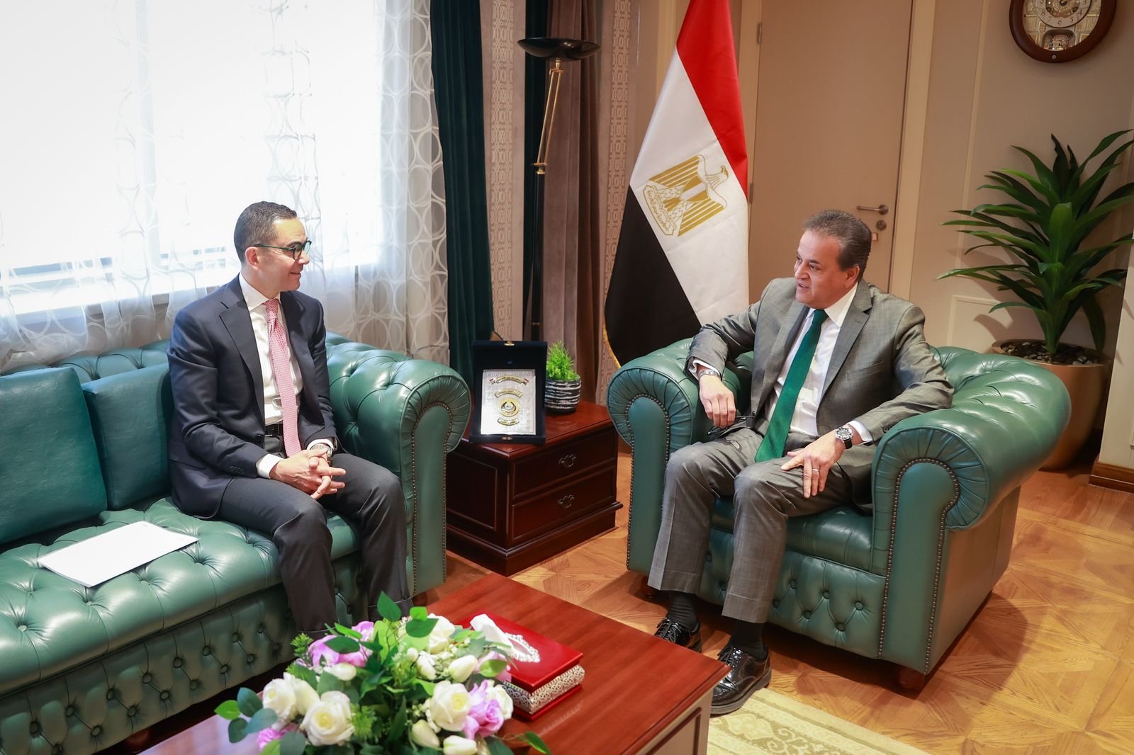 نائب رئيس الوزراء وزير الصحة يبحث مع وزير الاستثمار وضع آليات وحلول لتخفيف الأعباء المالية وتشجيع الاستثمار