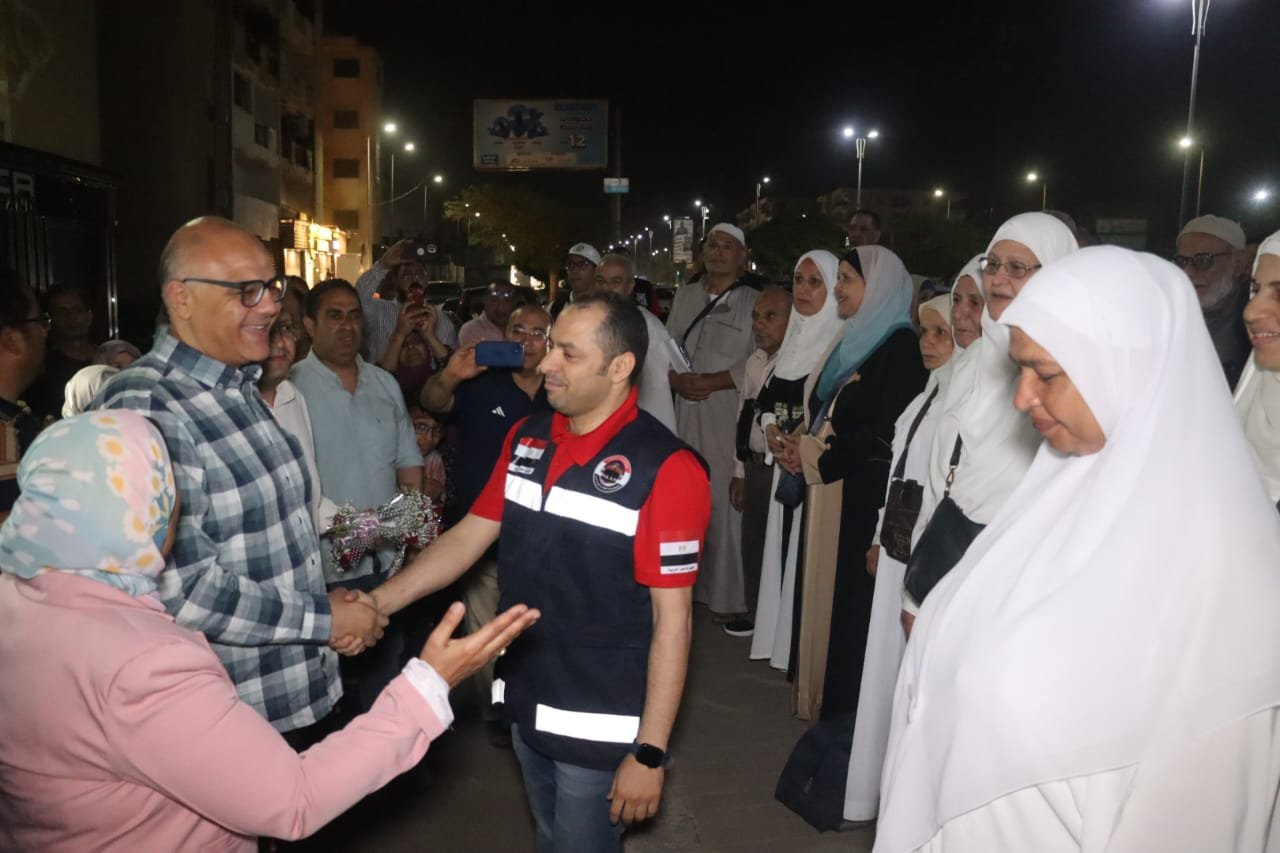محافظ القليوبية يودع أول فوج مكون من 90 حاج وحاجه قبل سفرهم لبيت الله الحرام لأداء مناسك الحج