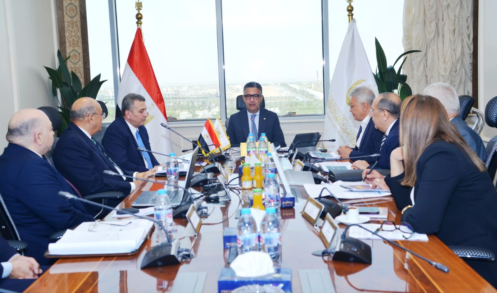 وزير التموين يبحث مع رئيس مجلس إدارة شركة الزيوت المستخلصة سبل تعزيز الإنتاج