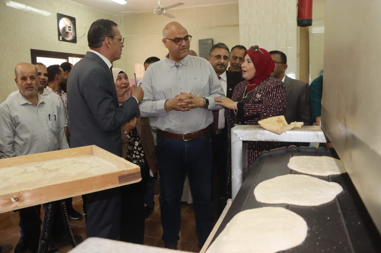 محافظ القليوبية يفتتح مخبزاً نصف آلياً جديداً لخدمة سكان الإسكان الاجتماعي بالخانكة