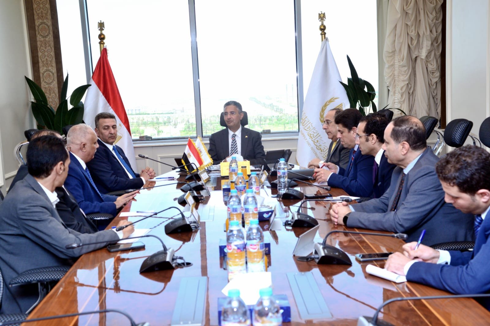 وزير التموين  يعقد اجتماعًا مع ممثلي شعبة المواد الغذائية ونقابة بقالي التموين،  لبحث المطالب والمقترحات وآليات التطوير