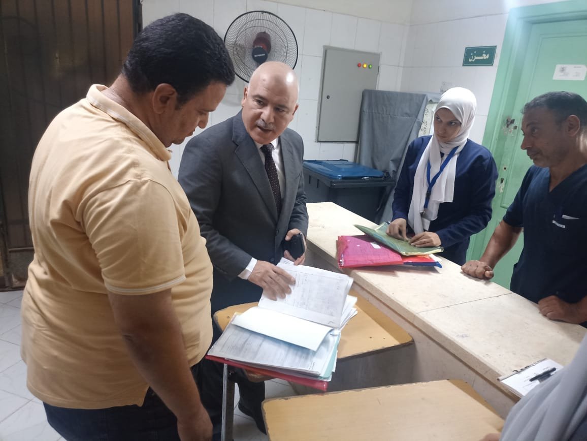 وكيل صحة القليوبية يجري مرورًا مسائيًا بمستشفى الحميات ببنها