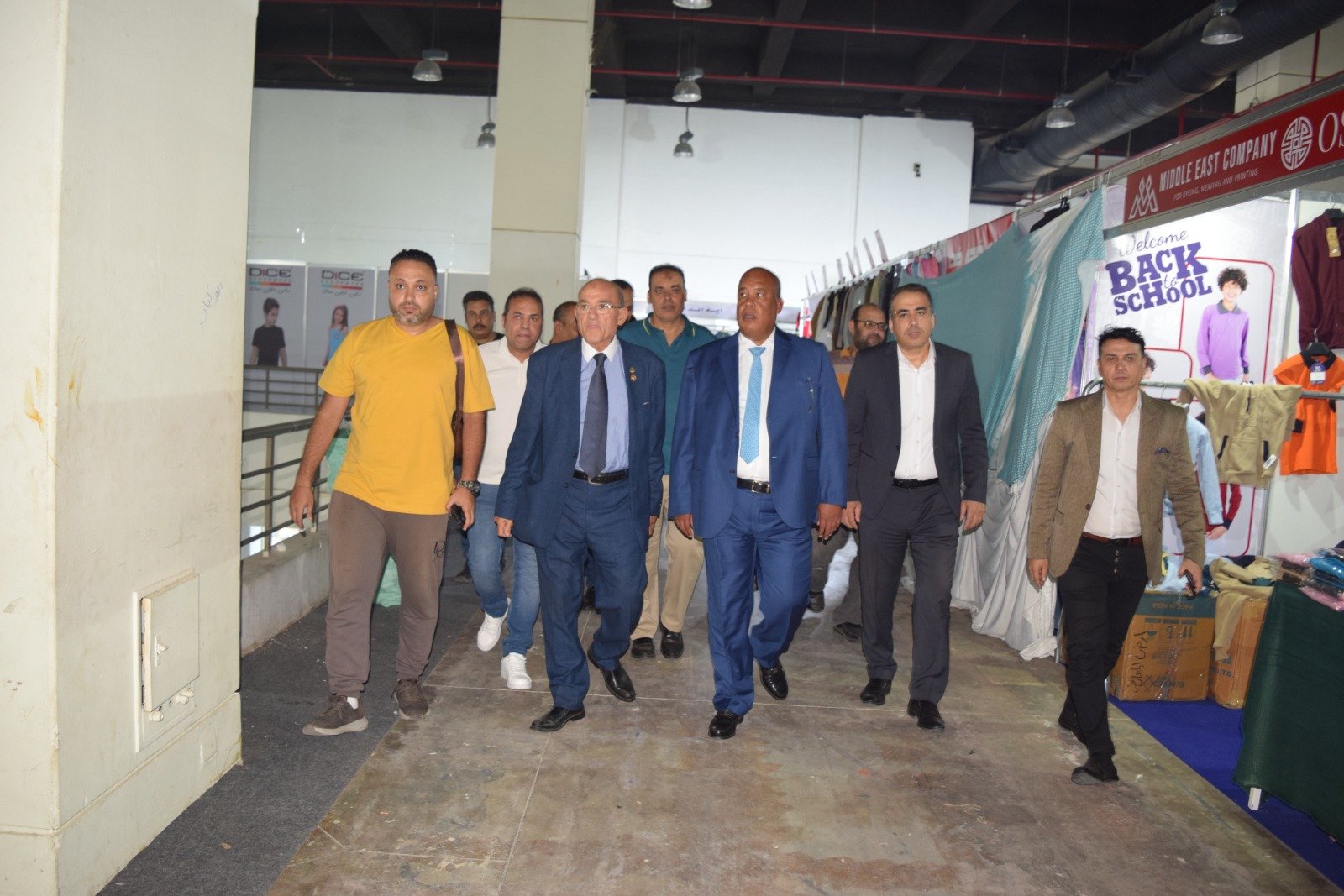 رئيس غرفة القاهرة يتفقد معرض أهلًا مدارس قبل إنطلاقة بساعات .. ويشيد بالسلع وجودتها والتخفيضات علي الأسعار