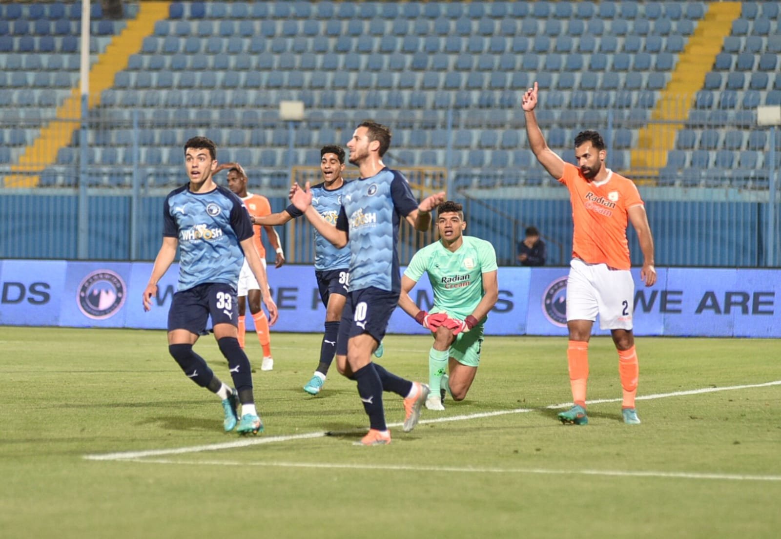 بيراميدز ينقض على فاركو بالدوري