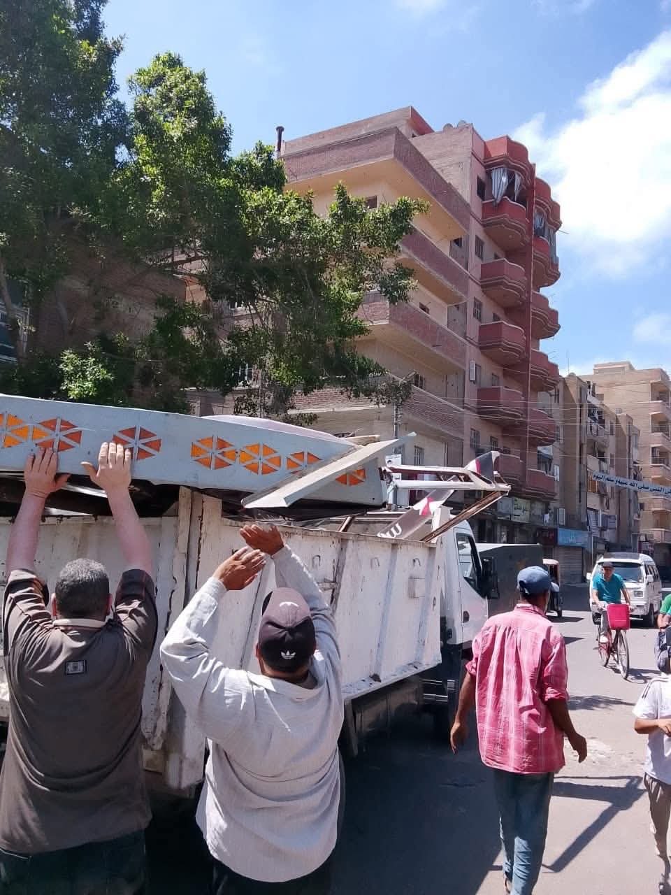 محافظ كفر الشيخ: إزالة 45 إعلانًا مخالفًا بعاصمة المحافظة.. واستمرار الحملات لتقنين الإعلانات على مستوى المراكز والمدن