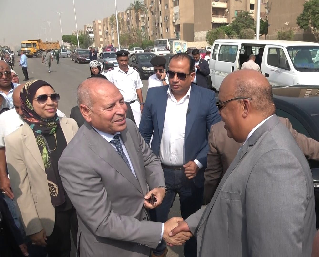 مُحافظ القاهرة ورئيس الغُرفة التجارية يتفقدان سوق اليوم الواحد بحي 15 مايو