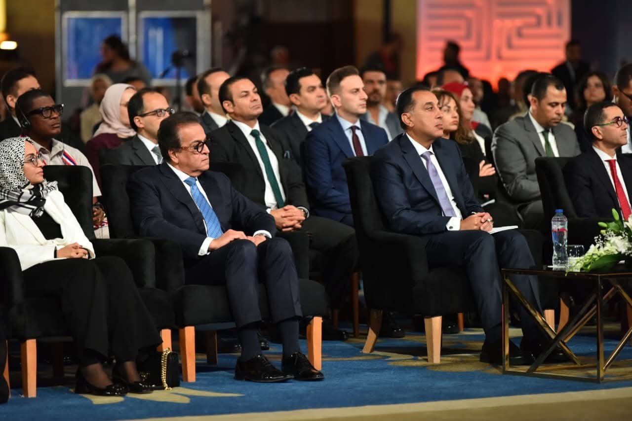 رئيس الوزراء ونائبه لشئون التنمية البشرية يشهدان جلسة حوارية رفيعة المستوى في مؤتمر PHDC’25