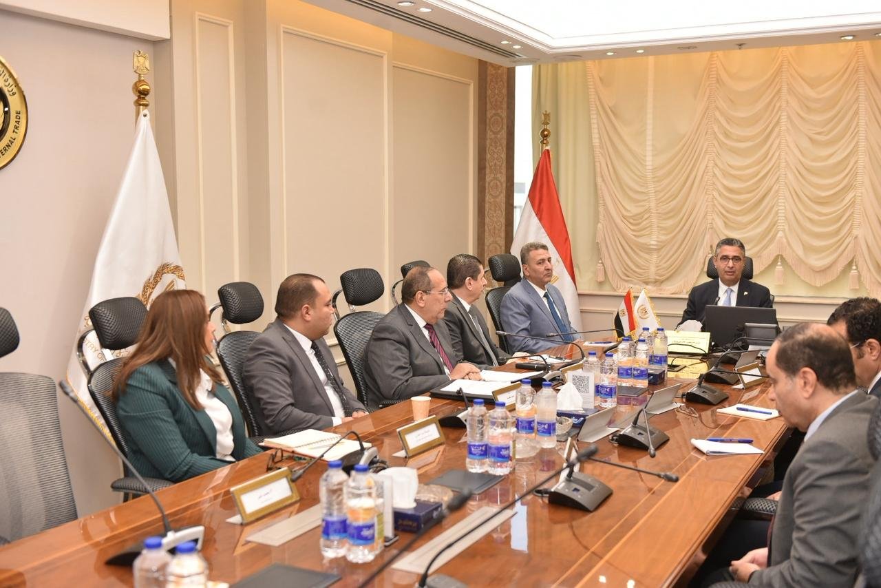 وزير التموين يعقد اجتماعًا موسعًا لمتابعة توافر السلع الاساسية بالأسواق والتنسيق مع القطاع الخاص وتكثيف الرقابة لضمان استقرار الأسعار والأسواق
