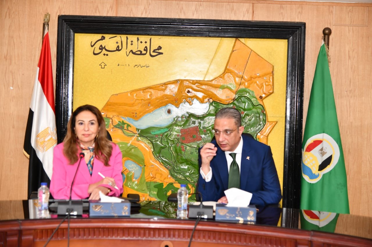 محافظ الفيوم ونائب وزير الاتصالات يناقشان خطط التعاون المشترك في تنفيذ  التطوير المؤسسي الرقمي للمحافظة