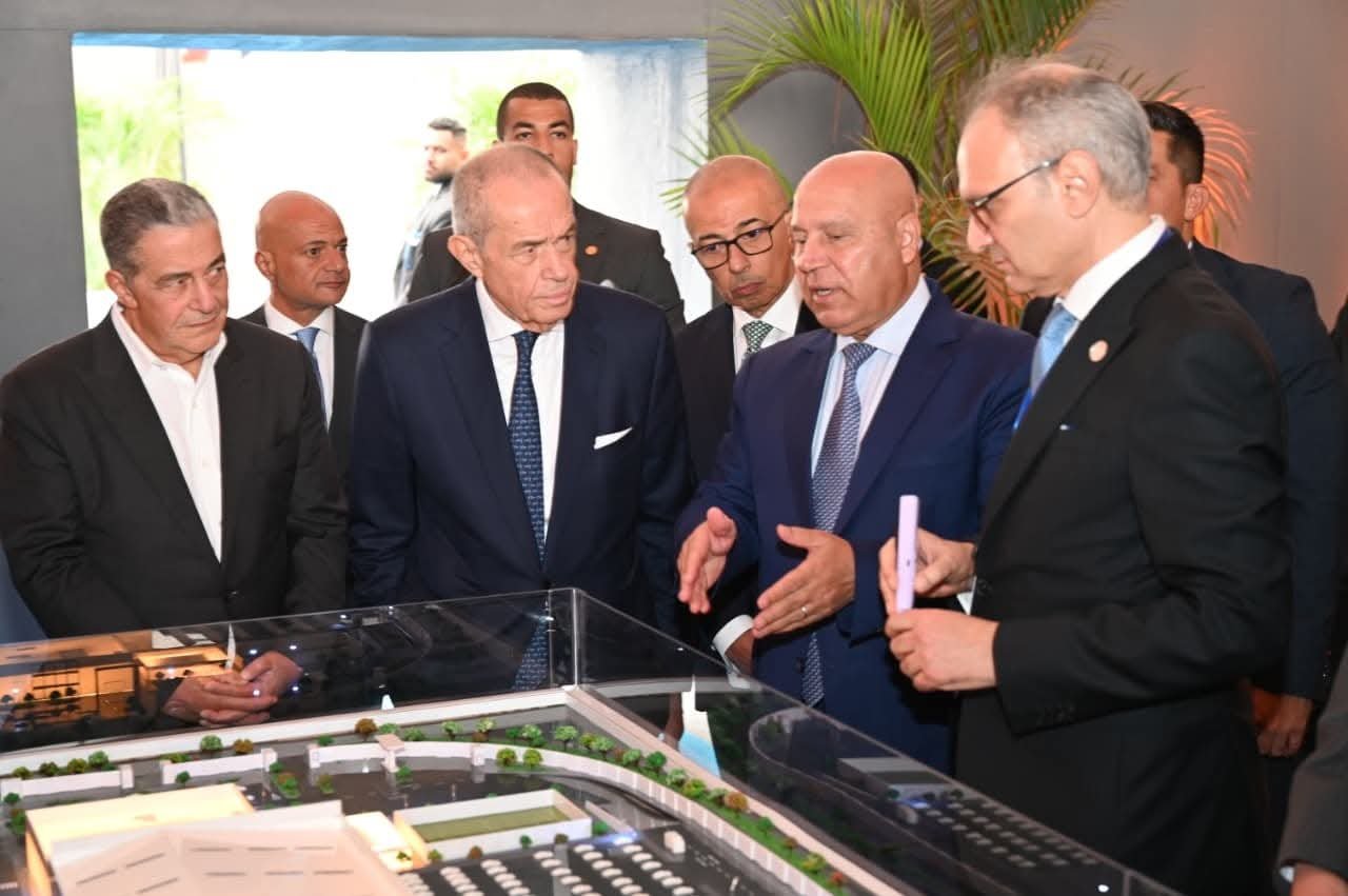 نائب رئيس مجلس الوزراء للتنمية الصناعية وزير الصناعة والنقل يضع حجر الأساس لمصنع ماك لوسائل النقل التابع لمجموعة المنصور للسيارات بمدينة السادس من أكتوبر
