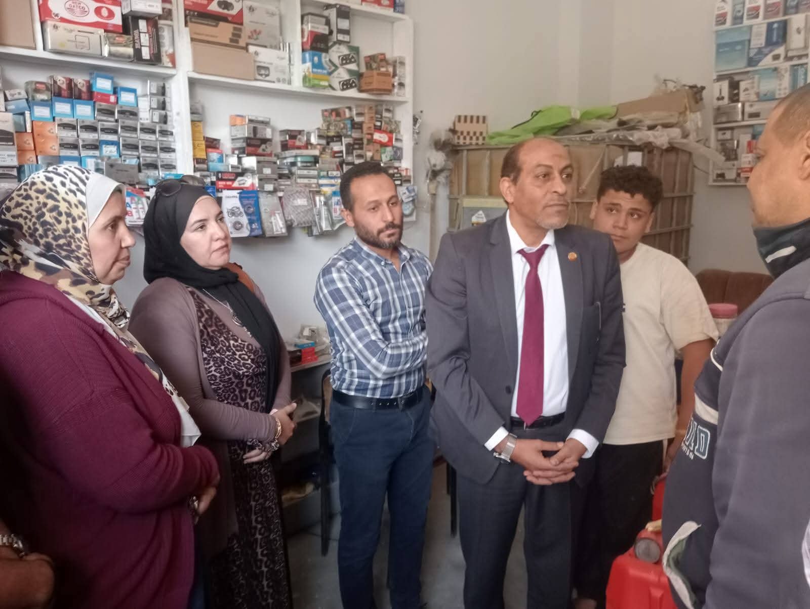 تموين القليوبية ضبط عدد ٢٠٠٠ قطعة حلوي و كمية ٤٥٠ كجم سكر بمصنع إنتاج حلوي غير مرخص قبل بيعه بالسوق السوداء و مخالفات تموينية متنوعة