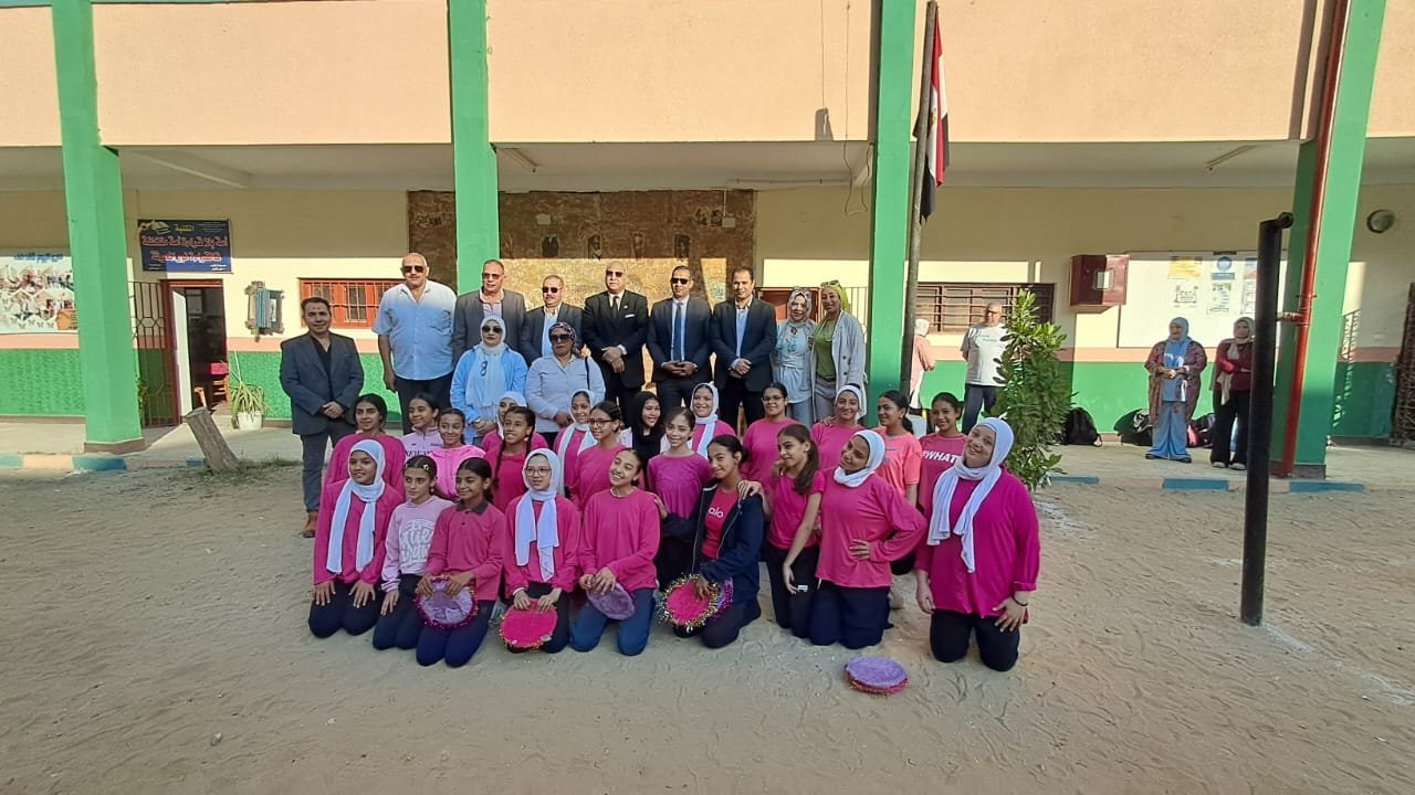 مديري الشباب والرياضة والتربية والتعليم يشهدان تنفيذ المشروع القومي للعروض الرياضية بمدرسة السيدة عائشة الإعدادية بنات