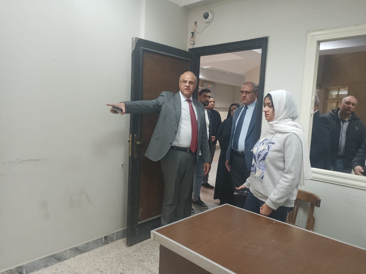 محافظ القليوبية يقوم بجولة مفاجئة لمتابعة سير العمل داخل مجلس ومدينة شبين القناطر