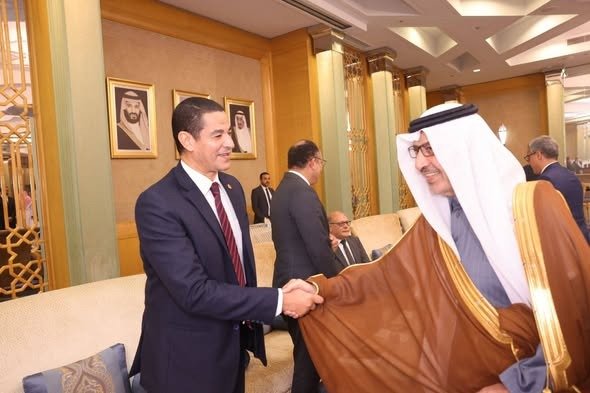 رئيس أكاديمية السادات للعلوم الإدارية يشارك السفارة السعودية الإحتفال باليوم العالمي للغة العربية