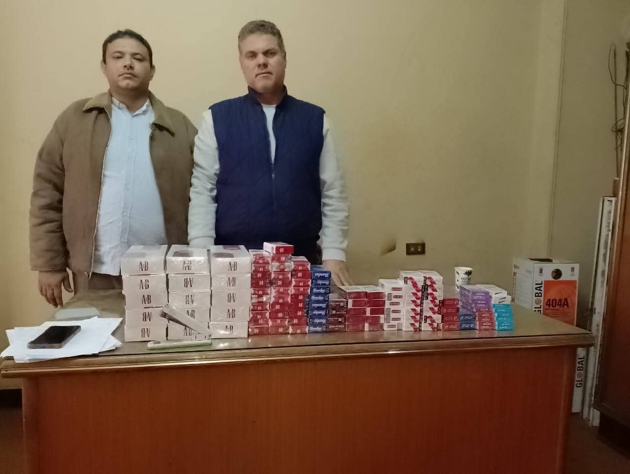 حملة تموينية مكبرة بمدينة بنها  ضبط محل لبيع السجائر لحيازته ( ٢٤٤ ) علبة سجائر مستوردة مجهولة المصدر  وتحرير عدد ( ١٤ ) مخالفة تموينية