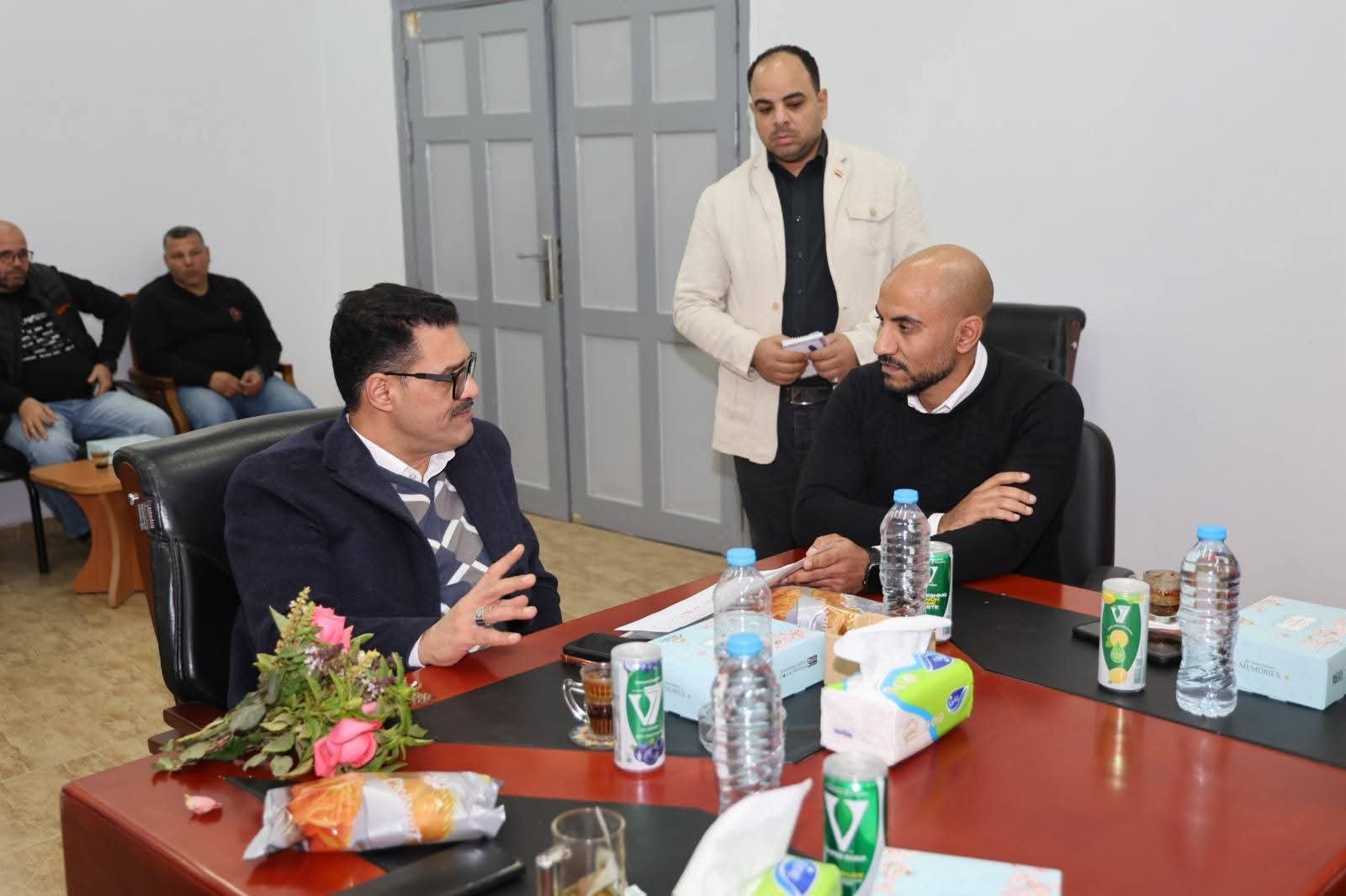 فودة رئيس شركة مياه القليوبية يجتمع بالعاملين بفرع جنوب الخانكة لمتابعة منظومة مياه الشرب