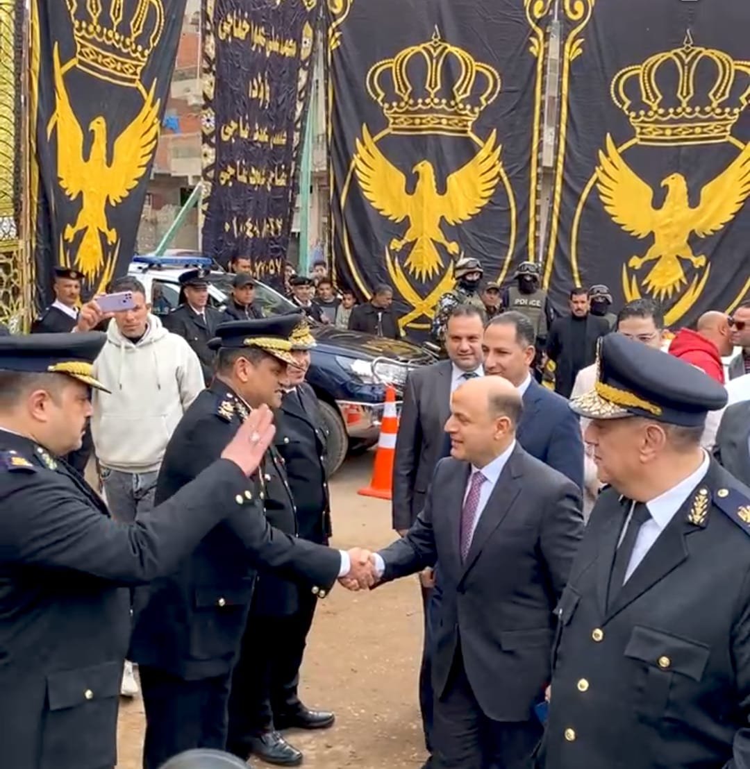 محافظ كفرالشيخ يضع إكليل الزهور على النصب التذكاري لشهداء الشرطة في الذكرى الـ74 لعيد الشرطة
