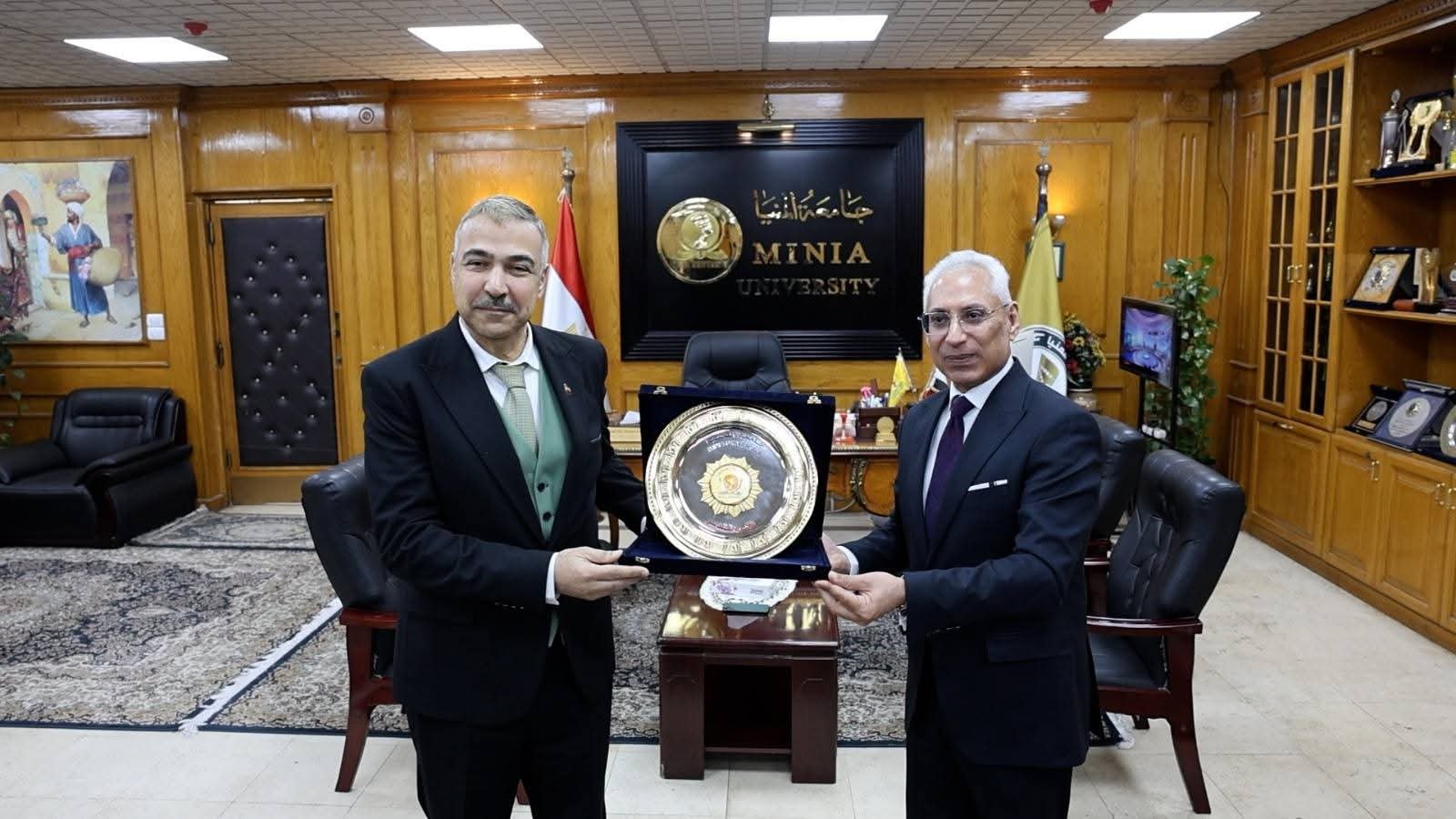 محافظ المنيا يتسلّم درع جامعة المنيا تقديرًا لدعمه مشروع الريادة الخضراء