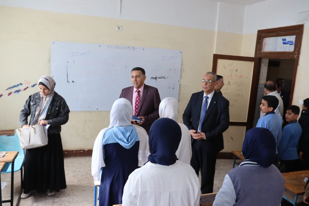 محافظ القليوبية يُجري جولة مفاجئة على مدرستين بشبين القناطر وطوخ ويتفقد طريق شبين–طوخ ويوجه بتذليل العقبات أمام تطويره