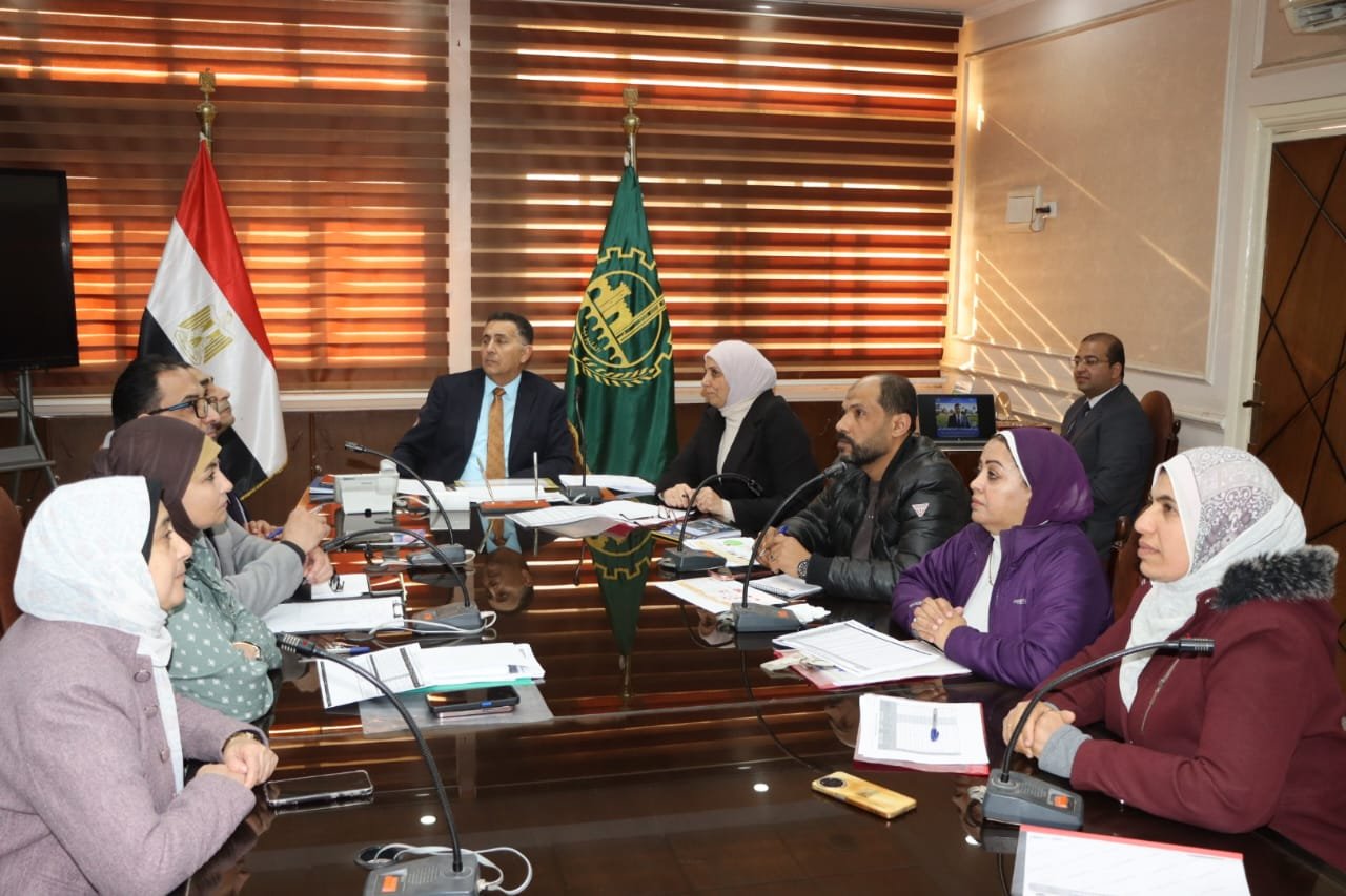 محافظ القليوبية يعقد اجتماع  بمسؤولي ملفات التقنين والمتغيرات المكانية والتصالح ويوجه بتسريع معدلات الإنجاز