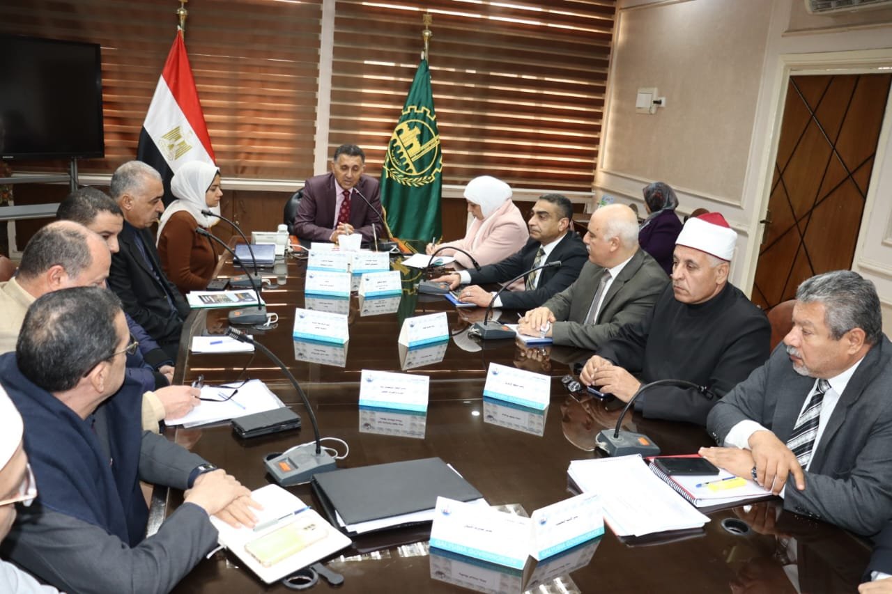 محافظ القليوبية يعقد اجتماعه الأول بمديري مديريات الخدمات لمتابعة سير العمل بالمحافظة