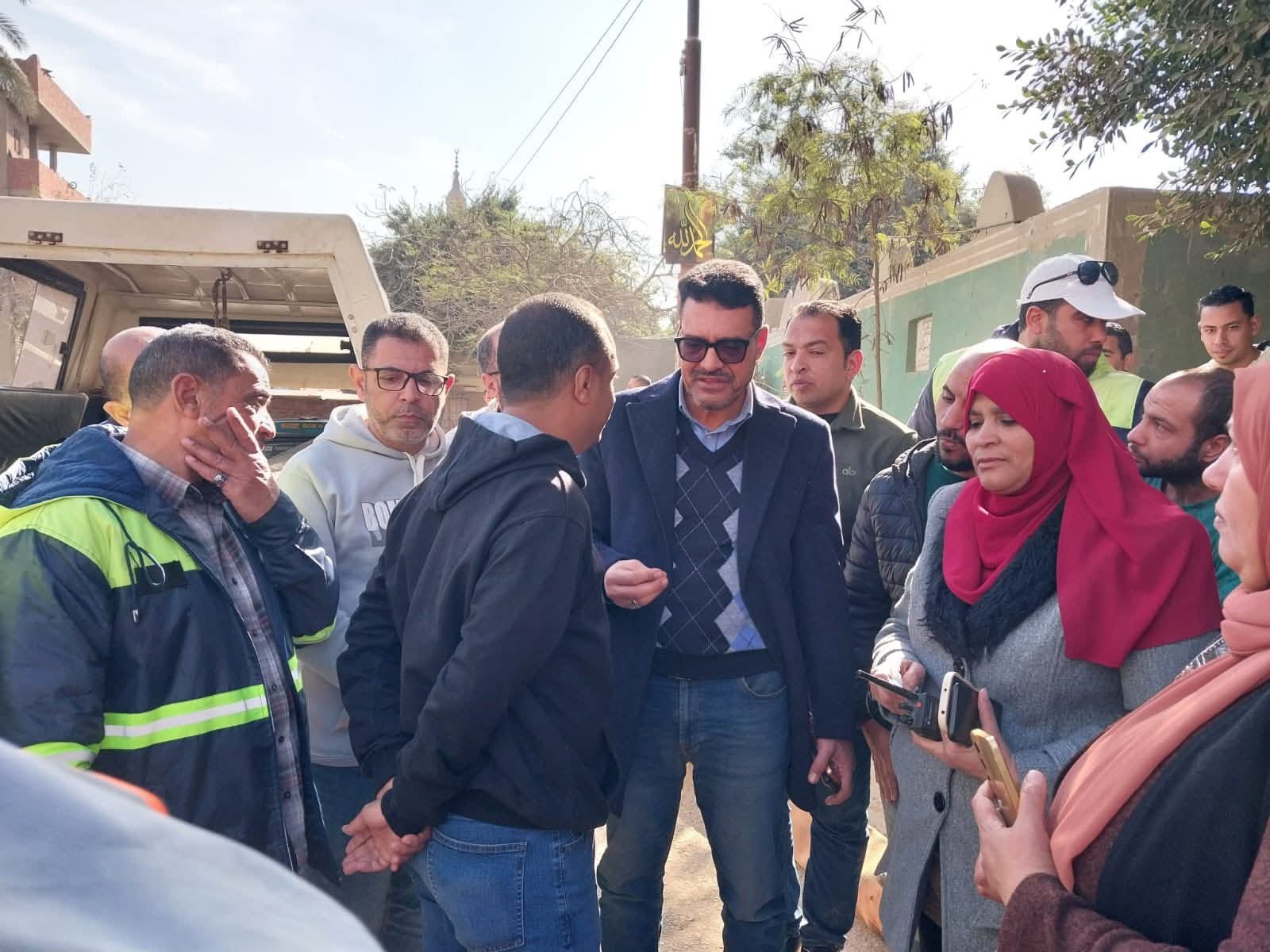رئيس شركة مياه القليوبية يتفقد الهبوط الأرضي المفاجئ بمطبق صرف صحي بشارع سرياقوس العمومي بالخانكة