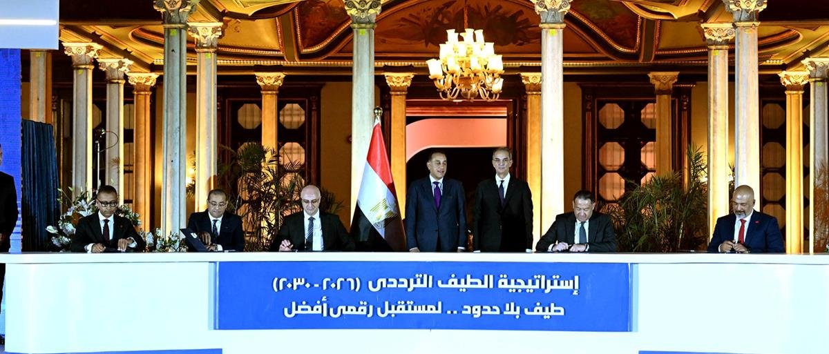 رئيس الوزراء يشهد توقيع أكبر صفقة فى تاريخ الاتصالات