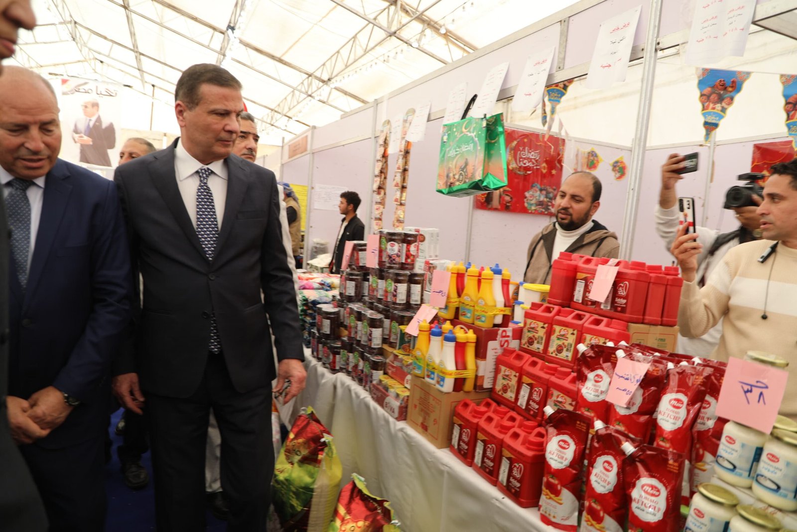 وزير الزراعة ومحافظ القاهرة يفتتحان معرض السلع والمنتجات الغذائية بميدان باب الشعرية بمناسبة شهر رمضان