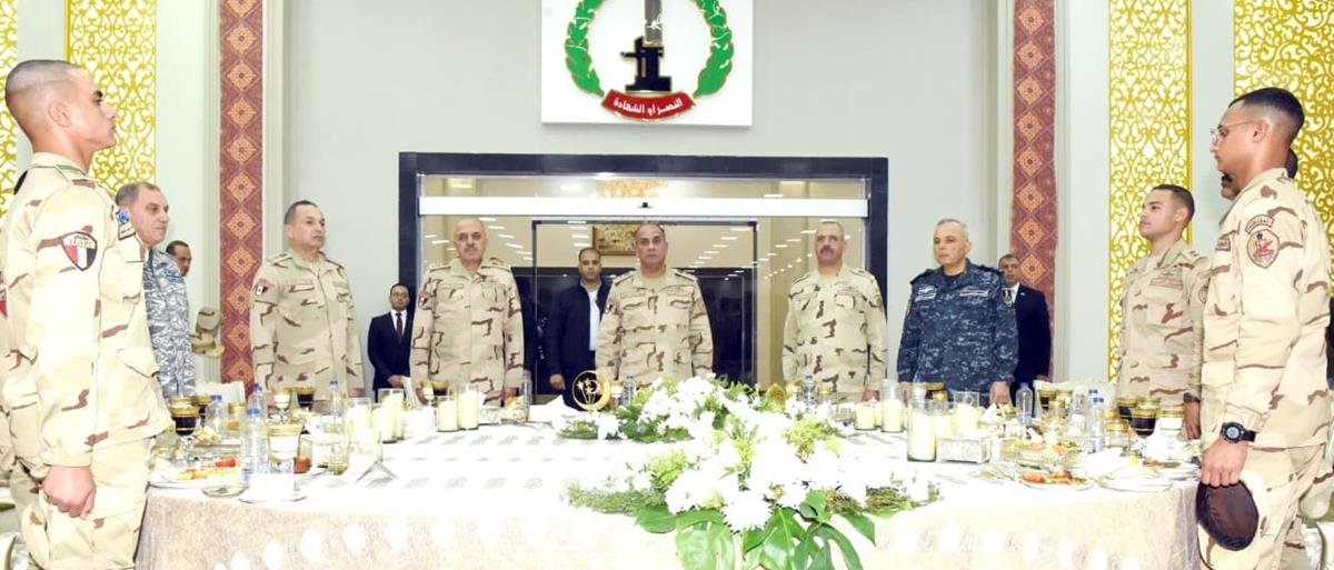 زاهر يشارك عدد من مقاتلى القوات المسلحة بقيادة الجيش الثانى الميدانى تناول وجبة الإفطار