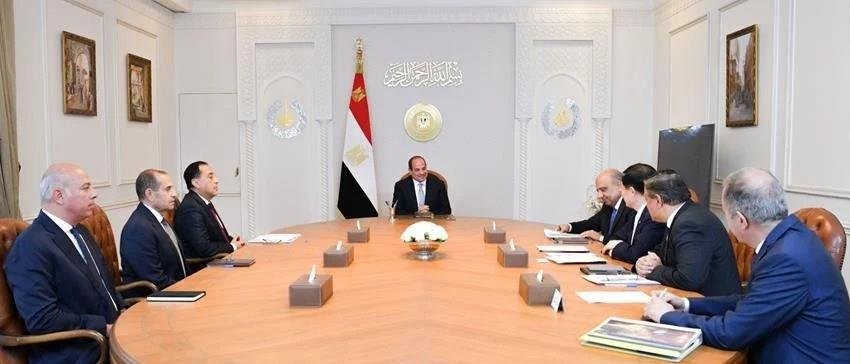 السيسى يجتمع مع رئيس الوزراء و عدد من المسؤولين و الوزراء