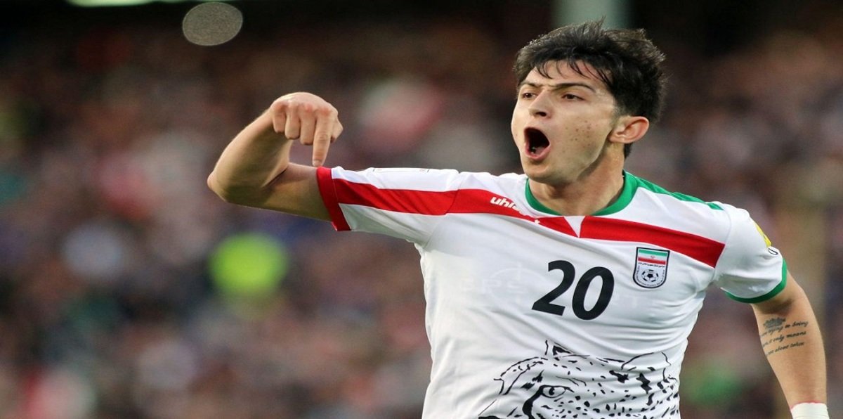 بسبب صورة مع قيادات إماراتية.. استبعاد لاعب من صفوف منتخب إيران