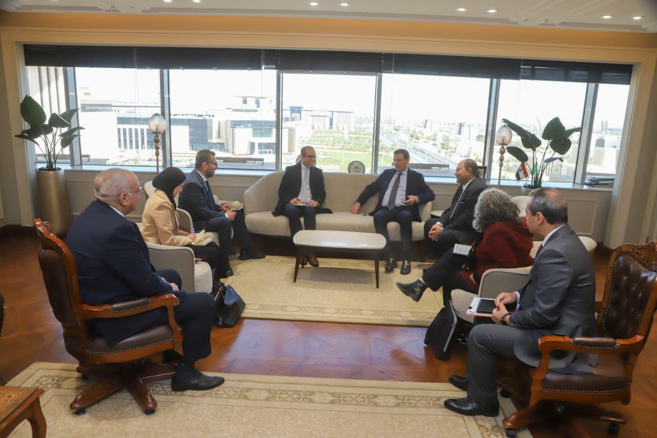 وزير الزراعة يبحث مع وفد “الإيفاد” مشروعات التعاون المشترك لدعم صغار المزارعين