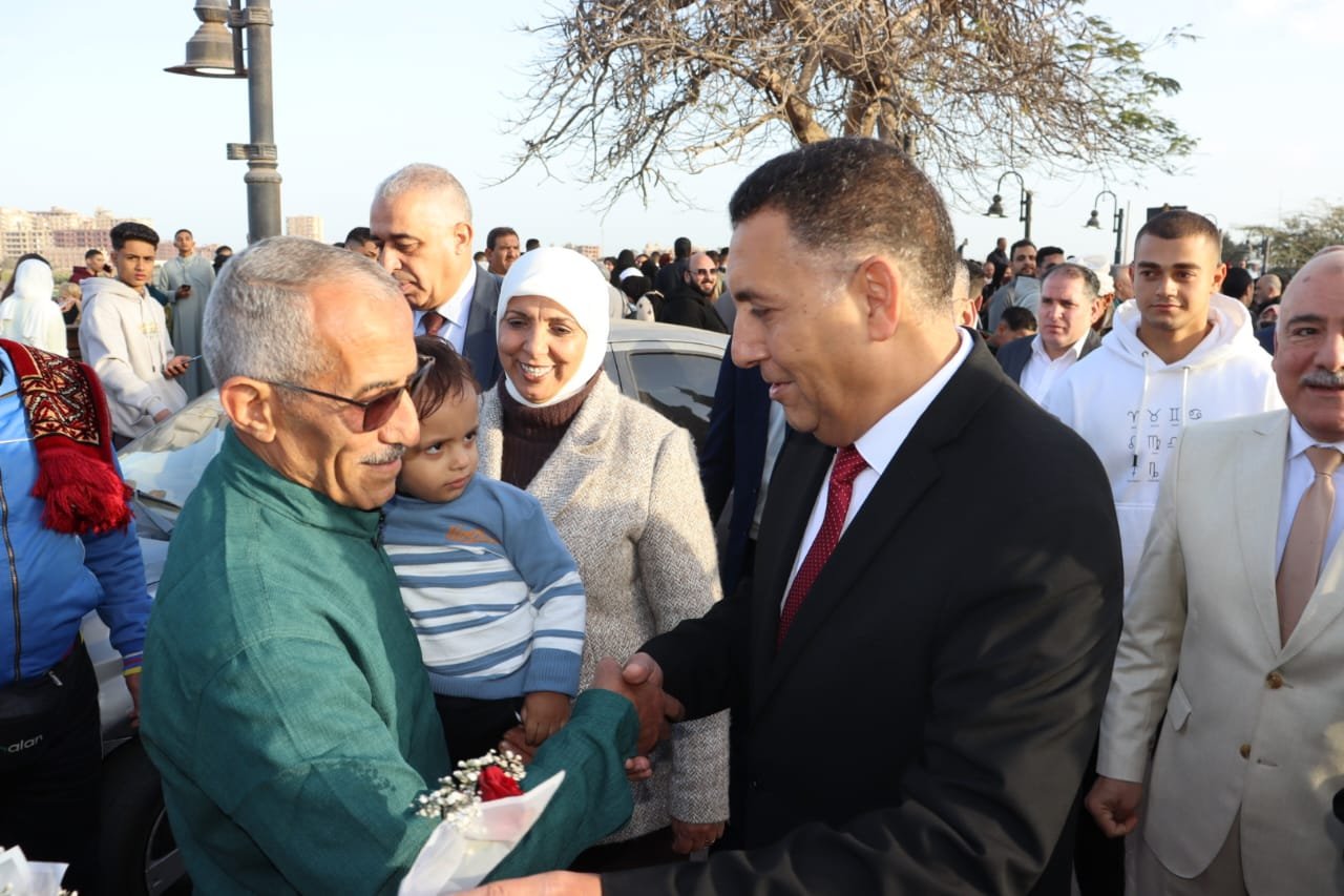 محافظ القليوبية يوزع الورود والهدايا على المواطنين بكورنيش بنها احتفالاً بالعيد