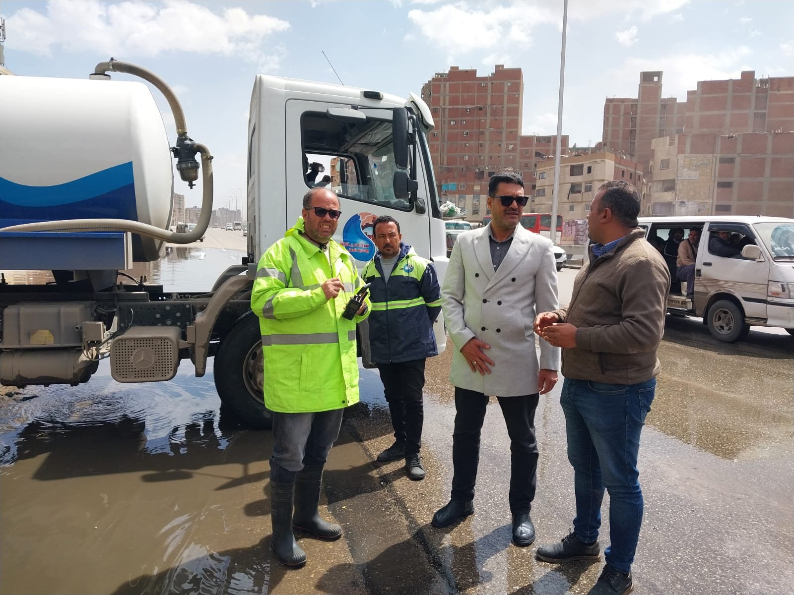 رئيس مياه القليوبية مع فرق الطوارئ لرفع تجمعات الأمطار: مستمرون حتى الانتهاء الكامل