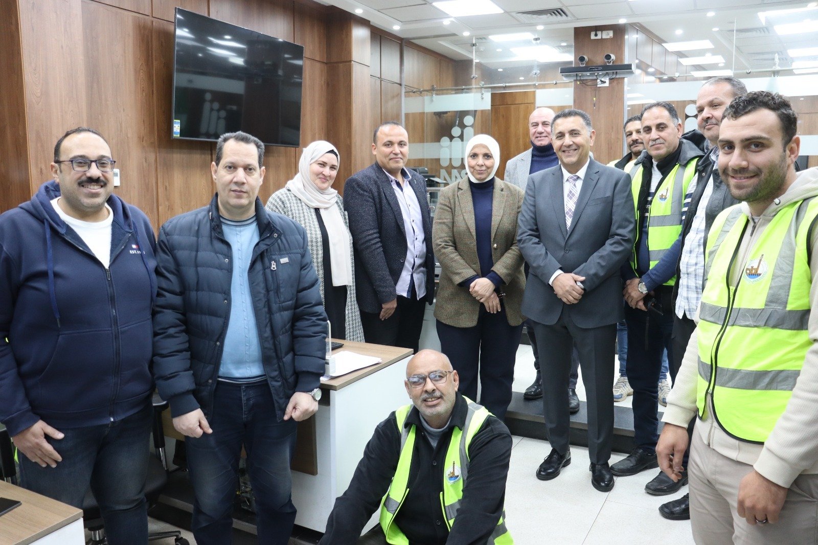 محافظ القليوبية يتفقد إدارات ديوان عام المحافظة ويهنئ العاملين بعيد الفطر المبارك