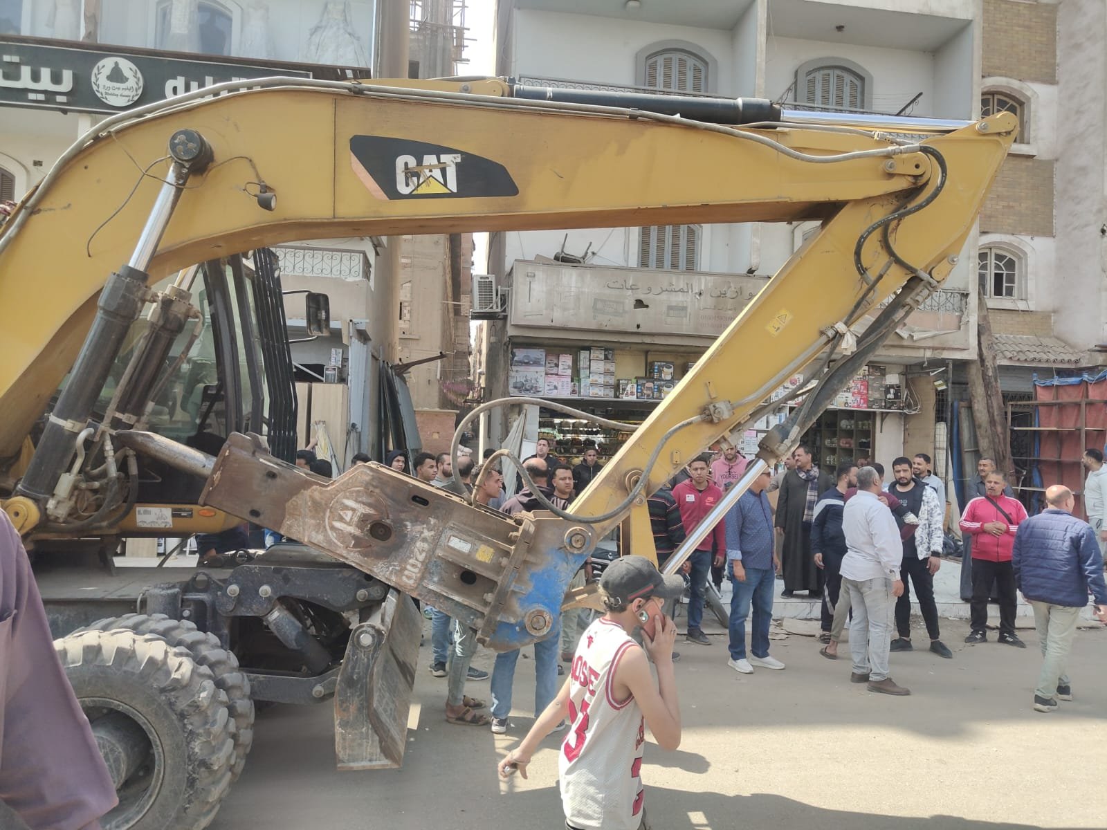 محافظ القليوبية يقود حملة مكبرة لرفع الإشغالات بسوق البلاستيك بمسطرد