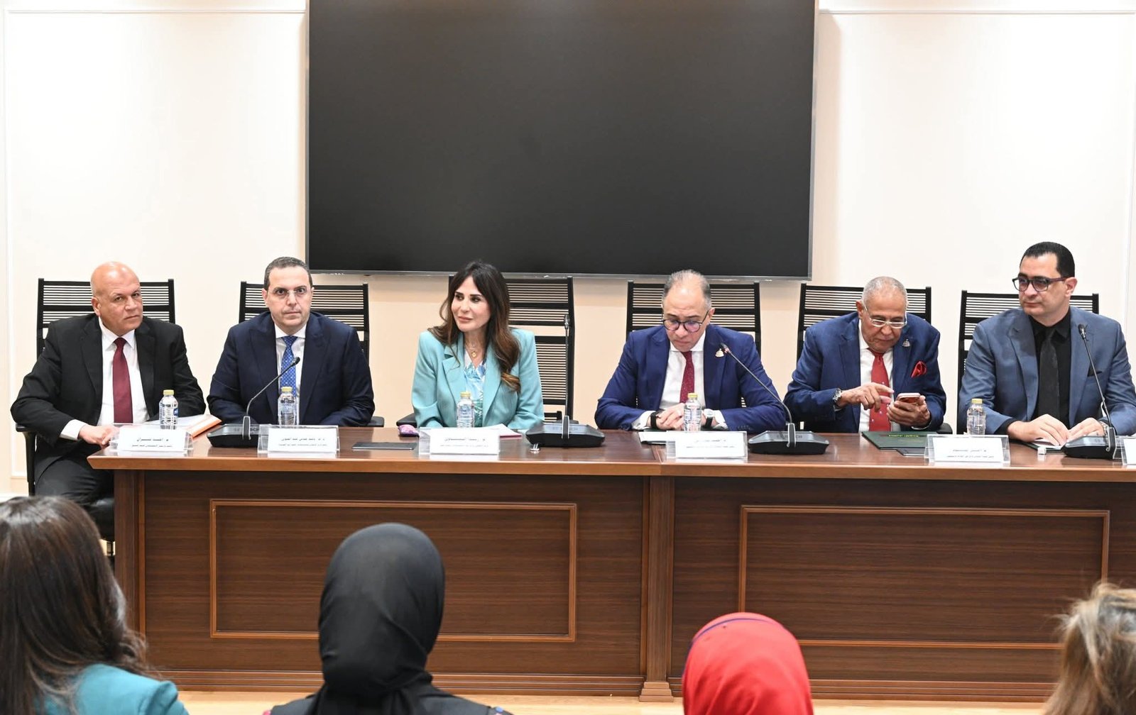 وزيرة الإسكان تستعرض مقترحَي الخطة الاستثمارية للوزارة للعام المالي 2026 / 2027 وللفترة من 2026 إلى 2030