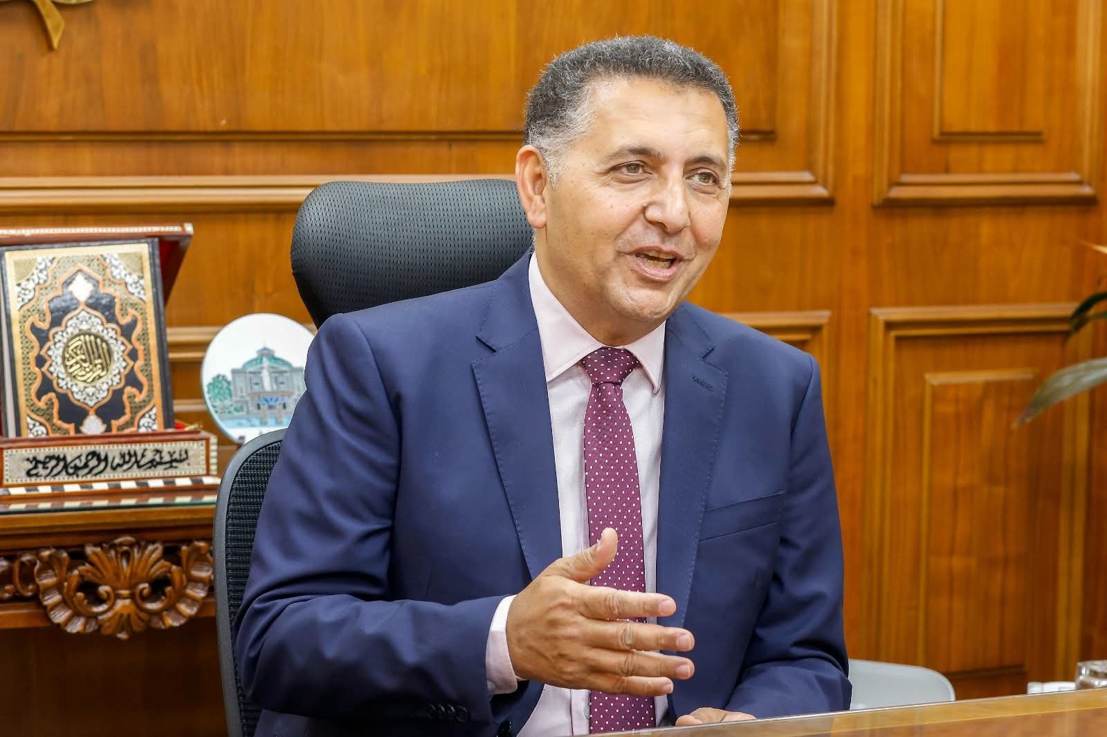 محافظ القليوبية يقرر استبعاد رئيس حي شرق شبرا الخيمة ورئيس مدينة الخصوص لبطء الأداء غير المبرر ويكلف قيادات جديدة