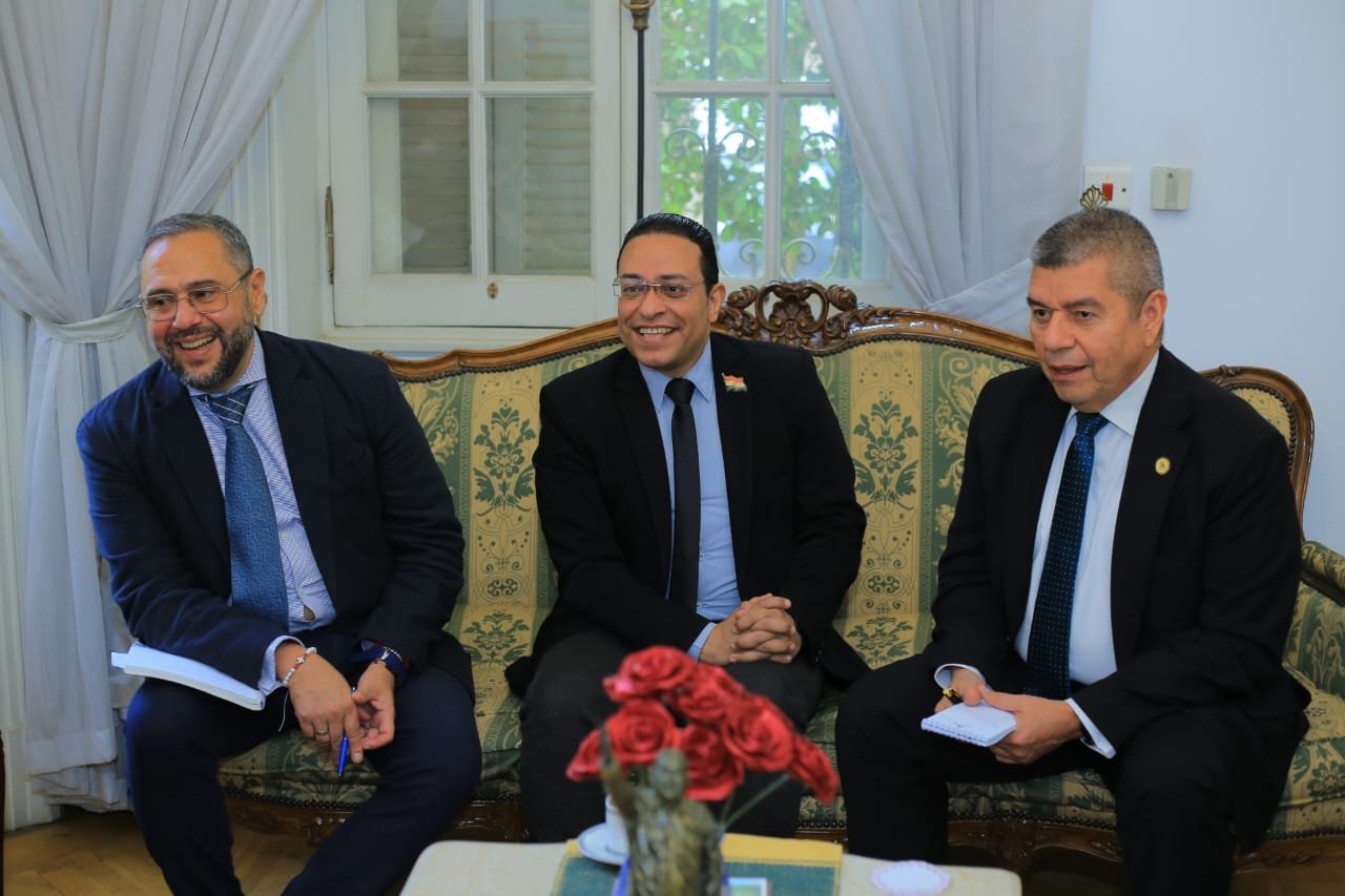 (مصطفى جمال يرفع لواء الدبلوماسية الحزبية)