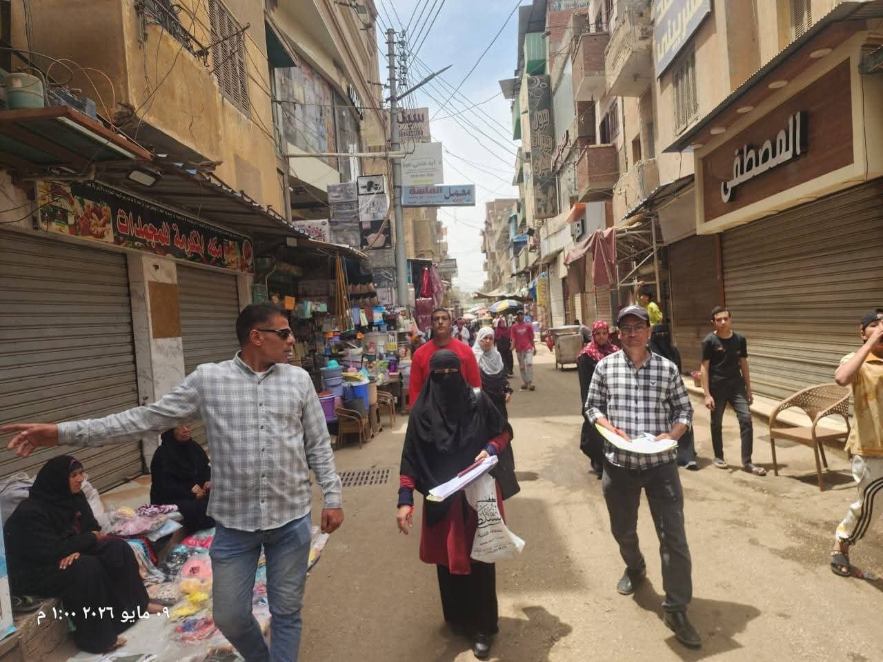 رئيس مدينة شبين القناطر يقود حملة مكبرة بإزالة الإشغالات والمخالفات والمرور على تراخيص المحلات بالمدينة