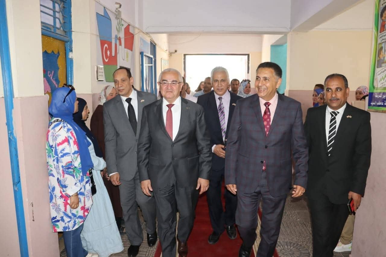 محافظ القليوبية وسفير أذربيجان يتفقدان مدرسة “الصداقة المصرية الأذربيجانية” بالعبور للوقوف على انتظام العملية التعليمية