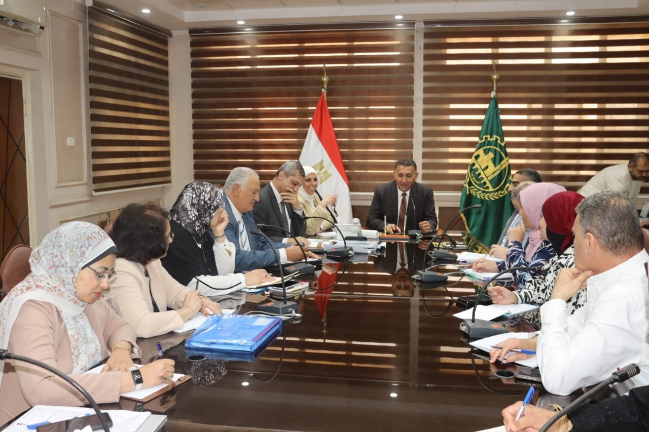 محافظ القليوبية يعقد اجتماعاً موسعاً لتحديث المخطط الاستراتيجي لتطوير جزيرة الشعير بالقناطر الخيرية وتحويلها إلى مقصد سياحي عالمي