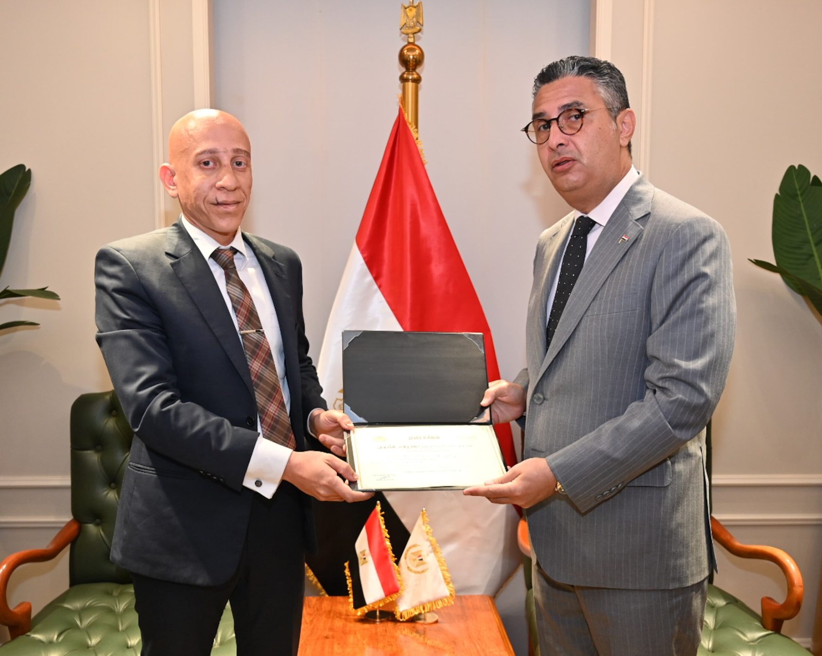 شريف فاروق وزير التموين يكرم مفتش تموين بالإسكندرية تقديرًا لجهوده الرقابية المتميزة خلال إجازة عيد الأضحى المبارك