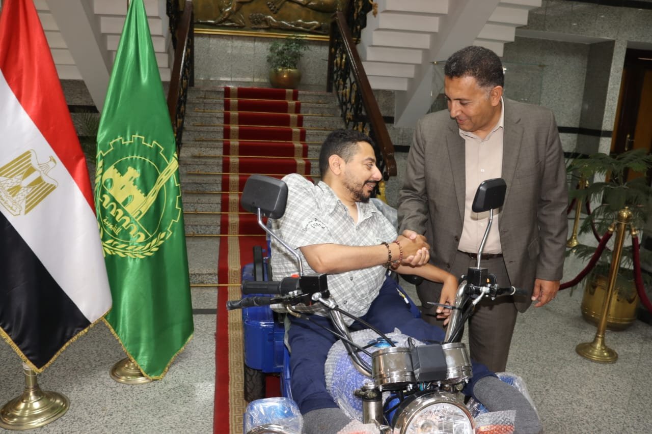 استجابةً لطلبه خلال اللقاء الجماهيري.. محافظ القليوبية يُسلم «موتوسيكل معاقين» لمواطن من ذوي الهمم لتيسير حركته وتنقله