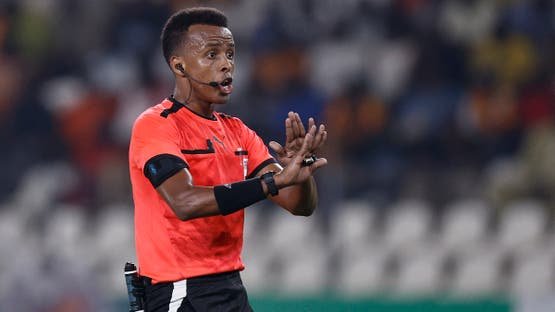 بعد منعه من دخول أمريكا.. اتحاد الكرة الأوروبي يمنح حكم الصومال إدارة مباراة السوبر