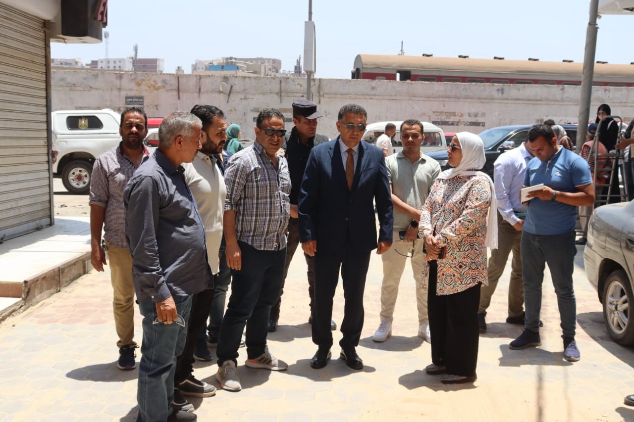 ضمن الخطة الاستثمارية .. محافظ القليوبية يتابع أعمال تطوير الشوارع الداخلية بمدينة بنها ويتفقد مشروع رصف وتركيب الإنترلوك بشارع جميل